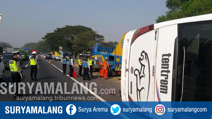 bus-tentrem-terguling-di-jalan-tol-sidoarjo-arah-waru.jpg