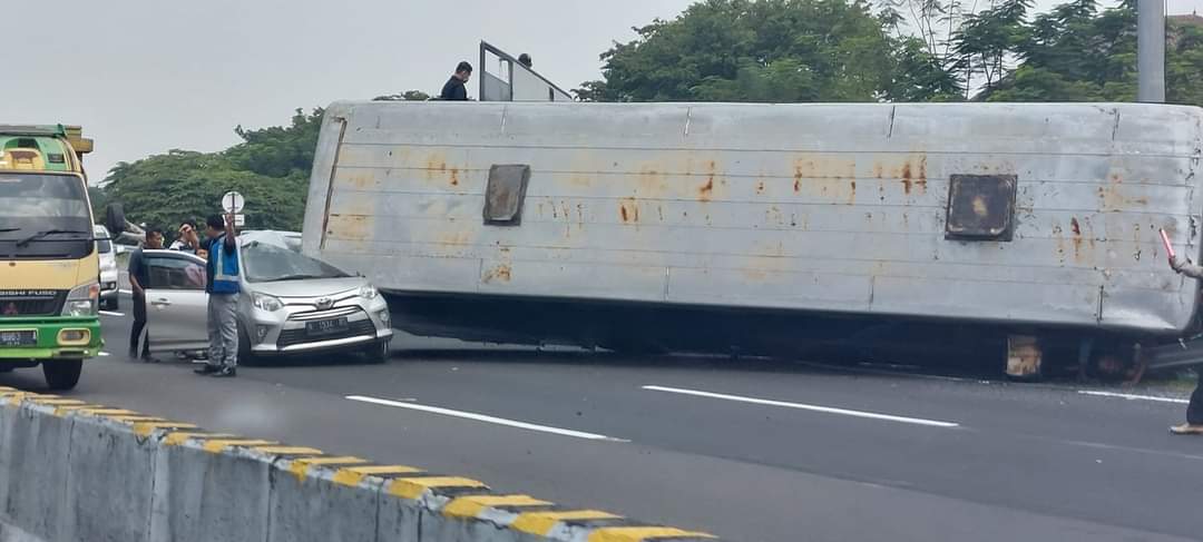 bus-yang-terlibat-kecelakaan-di-tol-surabaya-gempol-km-756200.jpg