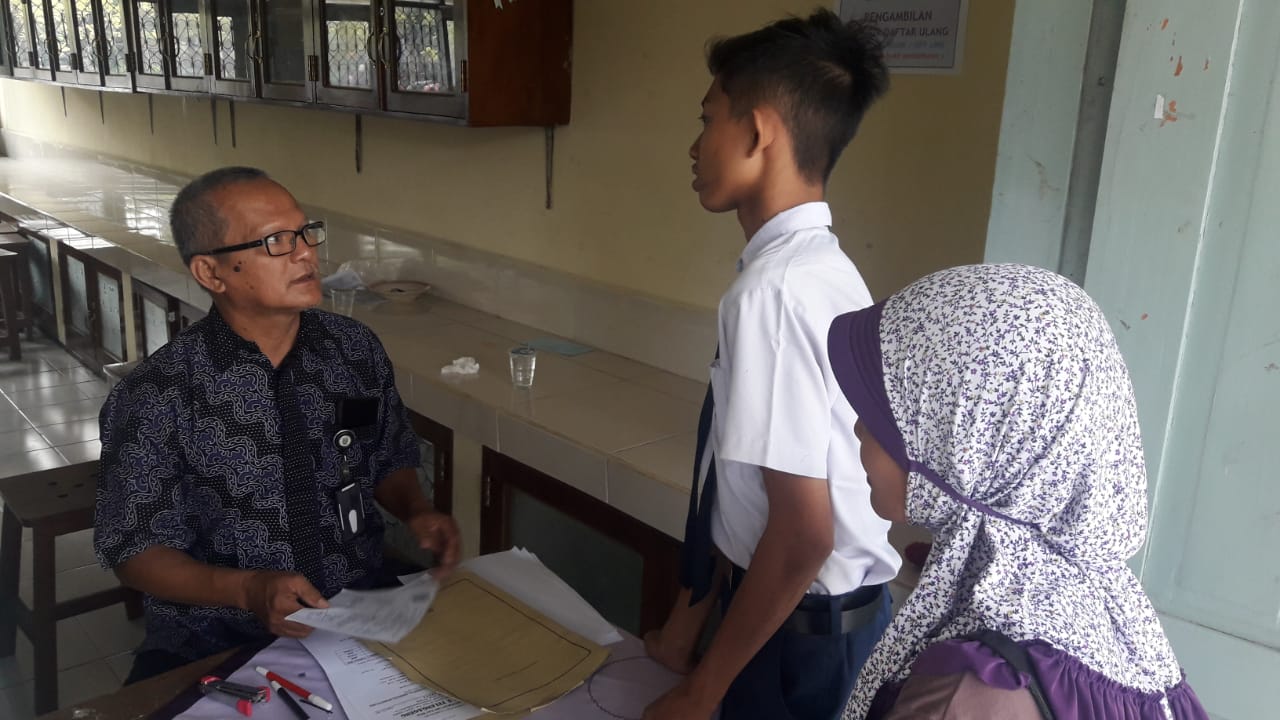 calon-pendaftar-berkonsultasi-di-sman-1-kedungwaru-tulungagung.jpg