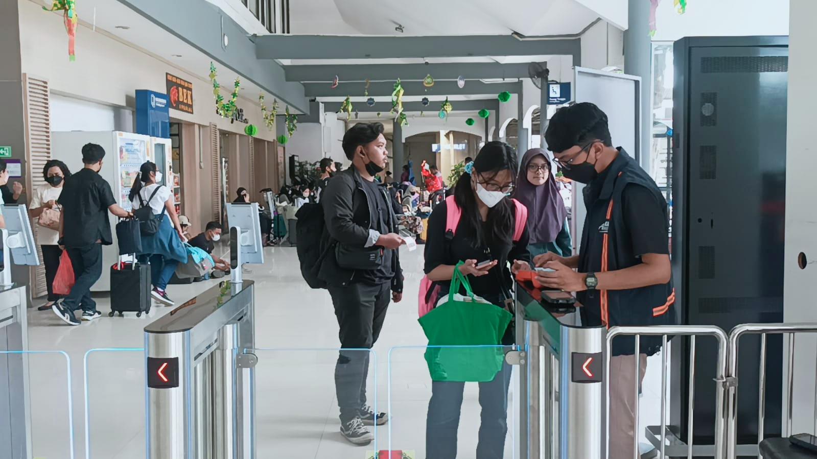 calon-penumpang-sedang-mengantre-di-stasiun-gubeng-surabaya-rabu-1942023.jpg