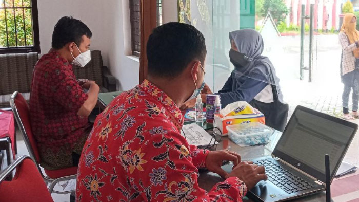 calon-wali-murid-mencari-informasi-ppdb-smp-jalur-zonasi-di-dinas-pendidikan-kota-blitar.jpg
