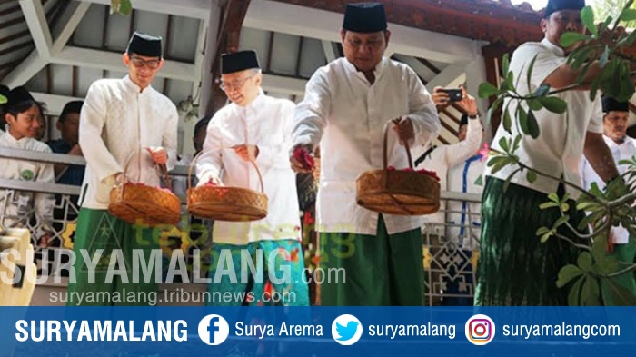 capres-prabowo-ziarah-ke-makam-gus-dur_20181022_171734.jpg