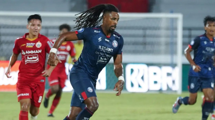 carlos-fortes-striker-arema-fc-di-laga-melawan-persija-jakarta-sabtu-2-februari-2022.jpg