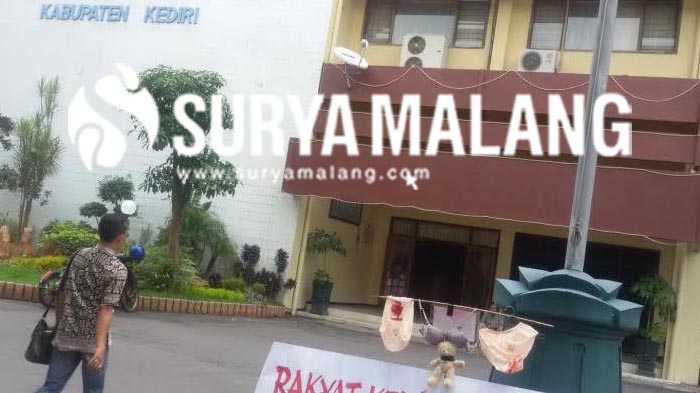 Dihadiahi Celana Dalam dan Bra, Inilah Reaksi Wakil Rakyat