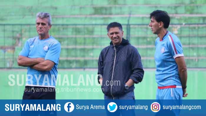 ceo-arema-fc-iwan-budianto-saat-mendampingi-tim-singo-edan-berlatih-di-stadion-gajayana_20180803_190156.jpg