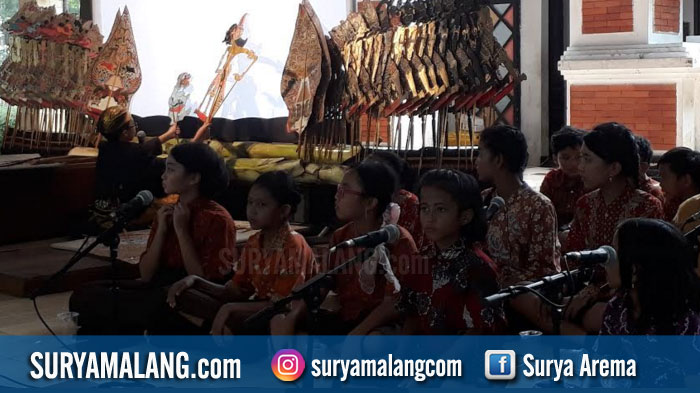 Kisah Anak Surabaya yang Gandrung K-Pop sekaligus Wayang Jawa