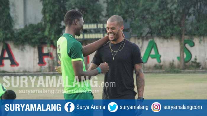david-da-silva-dan-amido-balde-di-sela-latihan-persebaya-surabaya.jpg
