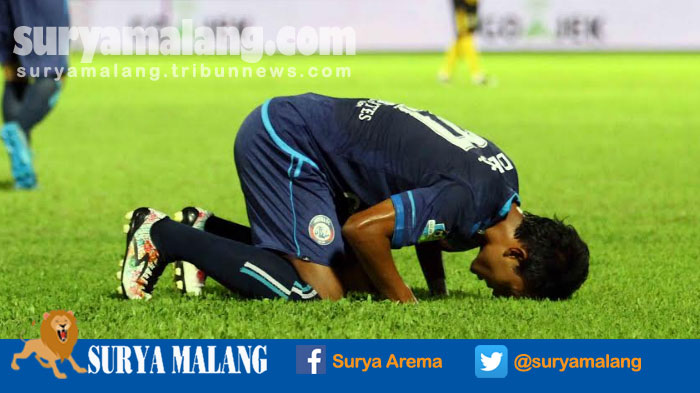 dedik-setiawan-striker-arema-fc-merayakan-gol_20170505_203522.jpg