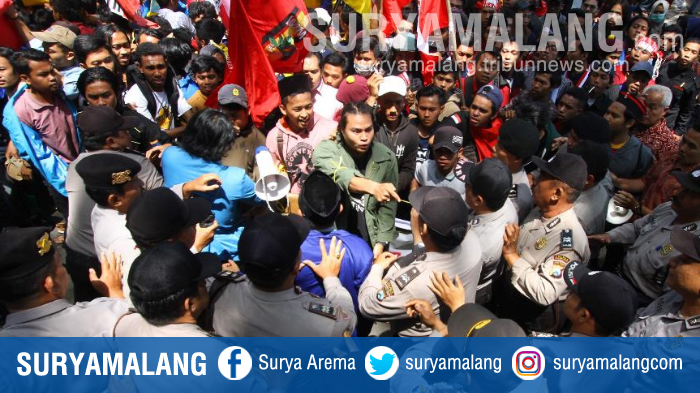 demo-bersitegang-dan-saling-dorong-saat-unjuk-rasa-di-depan-gedung-dprd-kota-malang_20180907_123037.jpg