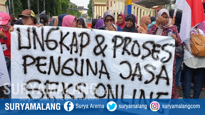 demo-emak-emak-di-polda-jatim.jpg