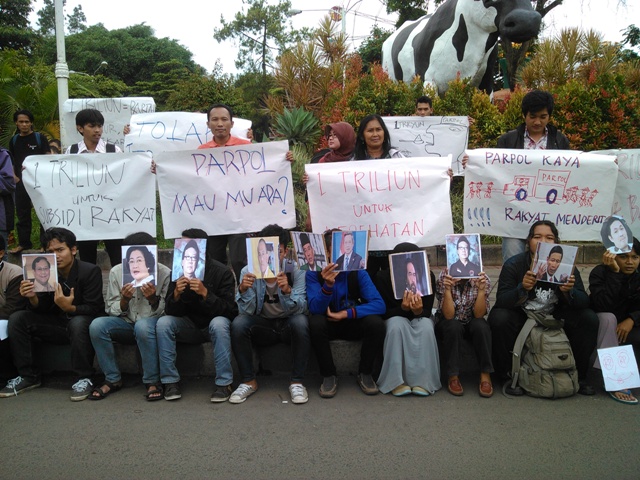 Pendemo Injak-injak Topeng Prabowo dan Megawati di Kota Batu