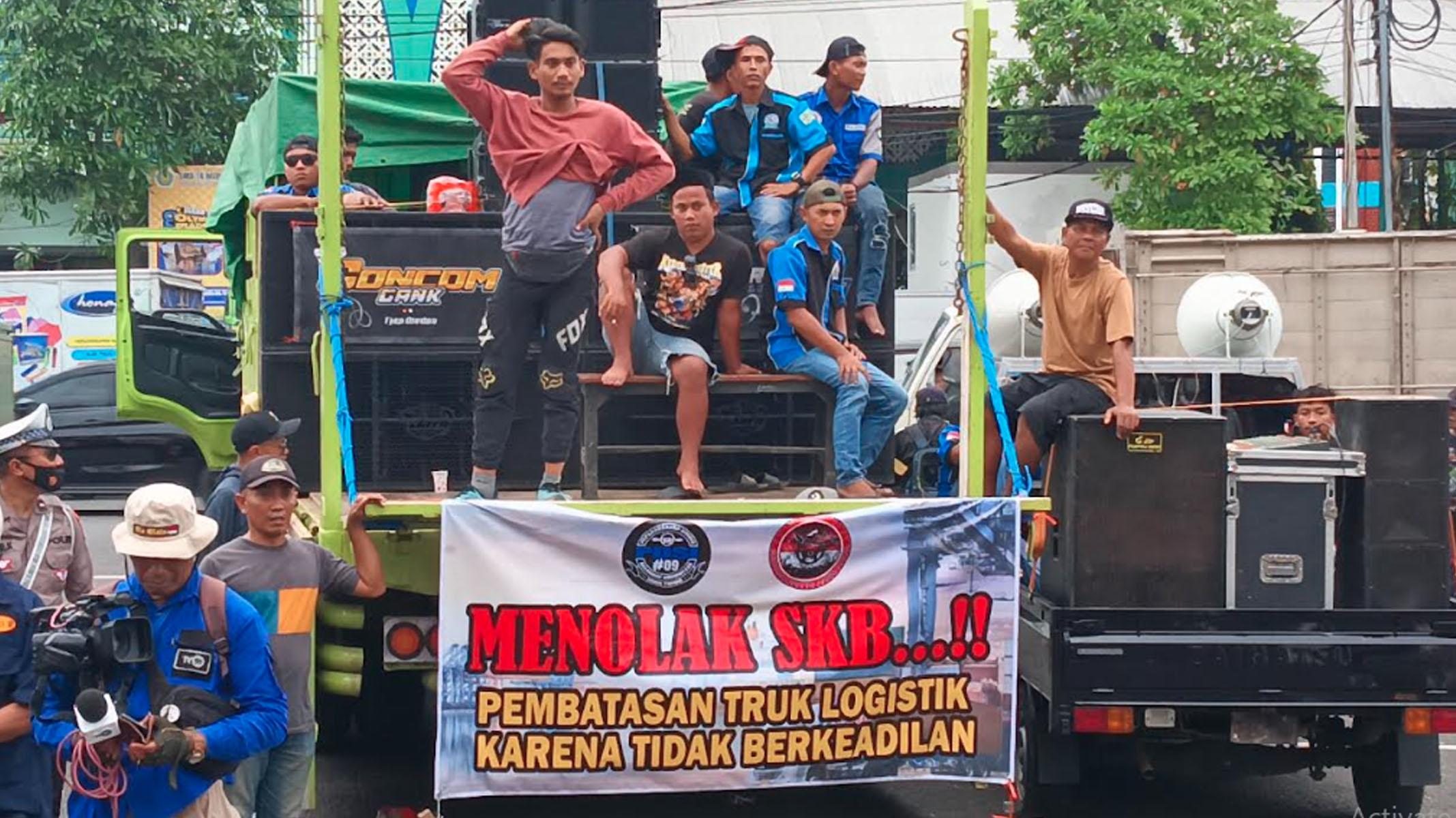 Aksi Demo Puluhan Sopir Truk Kepung DPRD Jatim, Tolak SKB Pembatasan Operasional Selama Masa Lebaran