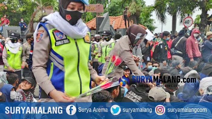 demo-tolak-omnibus-law-dan-uu-cipta-kerja-di-tuban-polwan.jpg