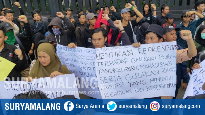 demonstrasi-menolak-ruu-omnibus-law-di-depan-dprd-kota-malang.jpg