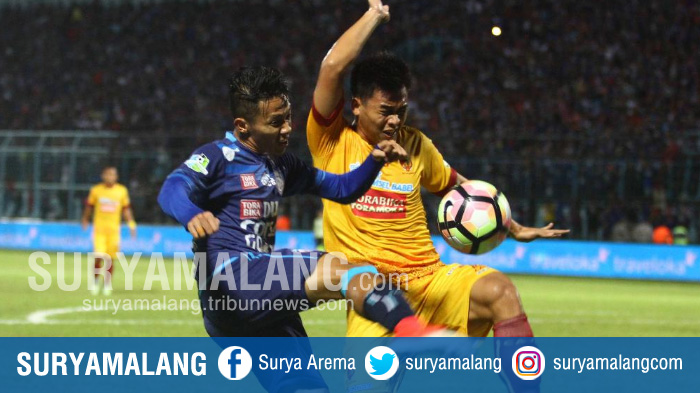dendi-santoso-gelandang-arema-fc-berebut-bola-dengan-indra-permana-bek-sriwijaya-fc_20170708_082726.jpg