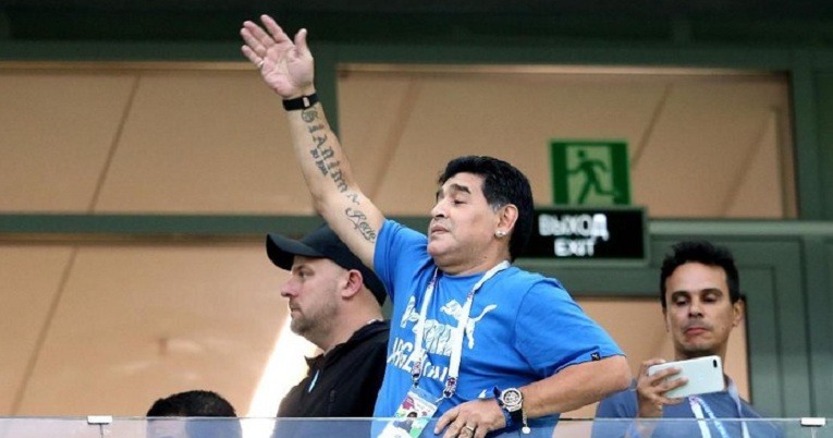 diego-maradona-menyaksikan-langsung-pertandingan-argentina-vs-kroasia-di-piala-dunia-2018_20180701_191625.jpg