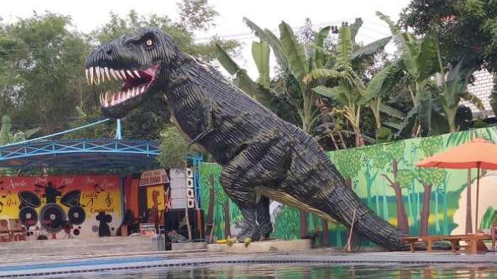 Penampakan Dinosaurus dari Karet Ban Bekas di Beluron Bengawan Solo (BBS) Gresik