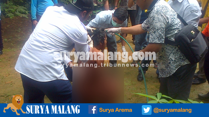 dipasung-puluhan-tahun-di-jurang-setelah-dibebaskan-akhirnya-orang-gila-di-trenggalek-bisa-mandi_20161110_154604.jpg