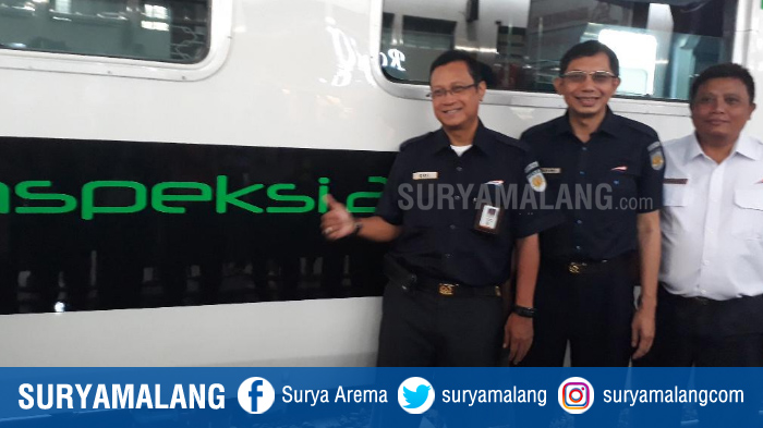 dirut-pt-kai-edi-sukmoro-kiri-di-depan-kereta-inspeksi-saat-di-stasiun-malang-kamis-1242018_20180412_112535.jpg
