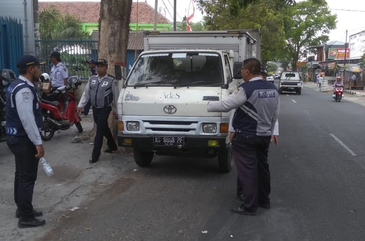 Dikeluhkan Masyarakat, Dishub Bakal Menindak Truk Bongkar Muat Barang Di Pinggir Jalan