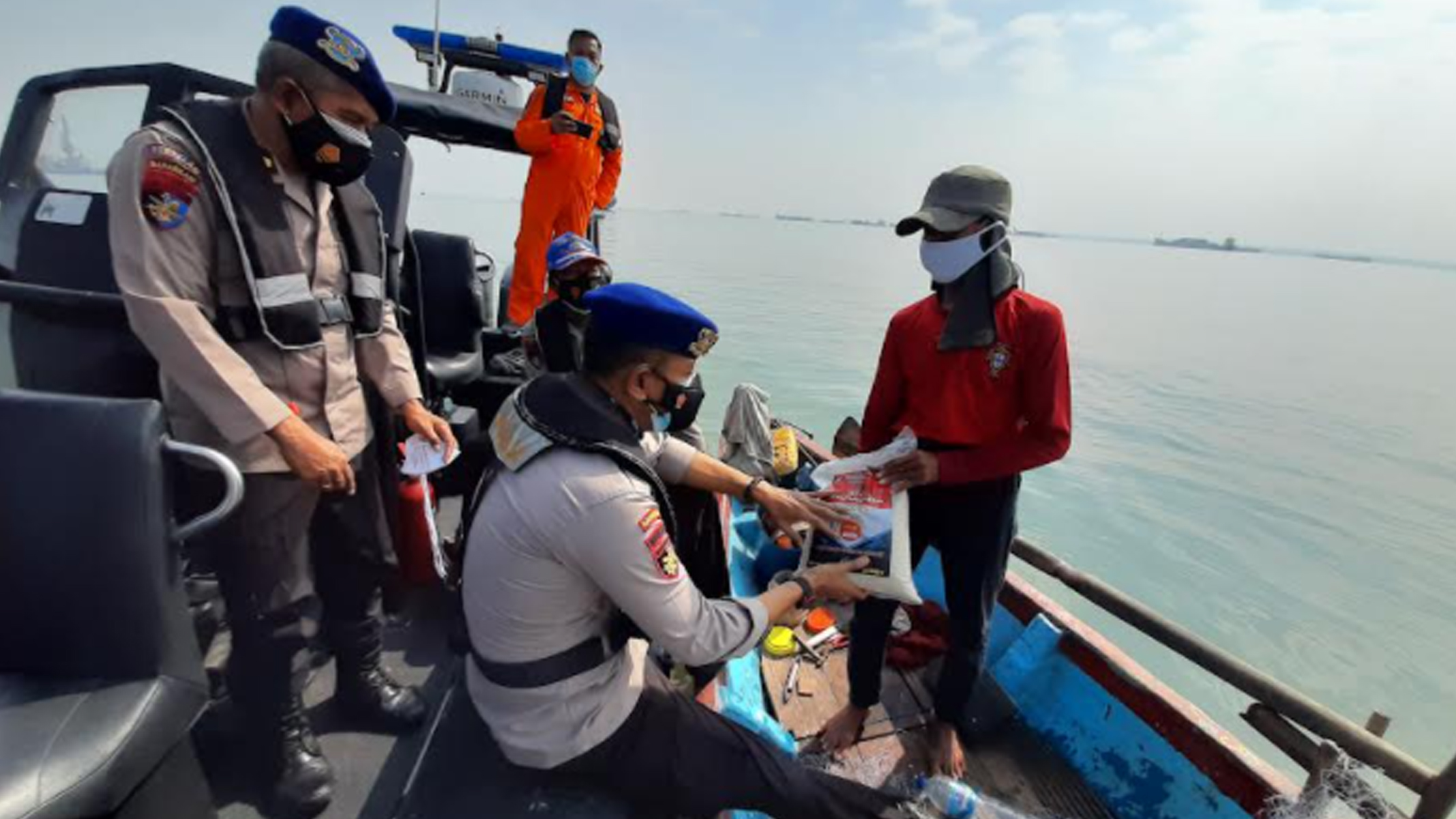 ditpolairud-polda-jatim-kunjungi-nelayan-di-tengah-laut-salurkan-bantuan-ppkm.jpg