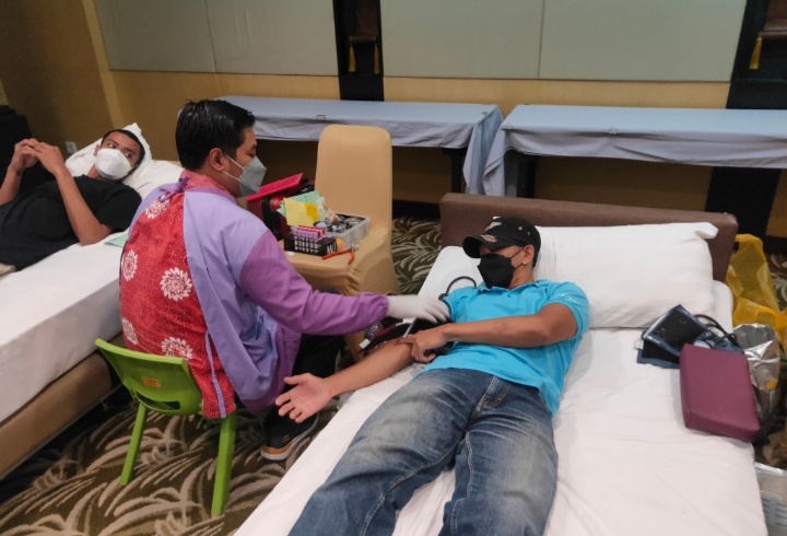 donor-darah-yang-digelar-pmi-kota-malang-dan-hotel-santika-premiere-malang.jpg