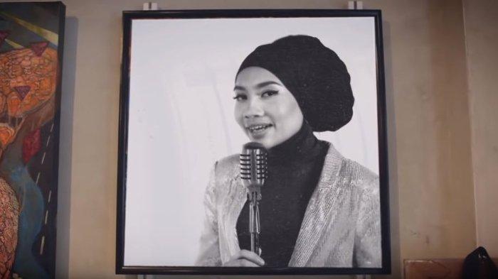 download-lagu-terukir-di-bintang-yang-dinyanyikan-oleh-yuna.jpg
