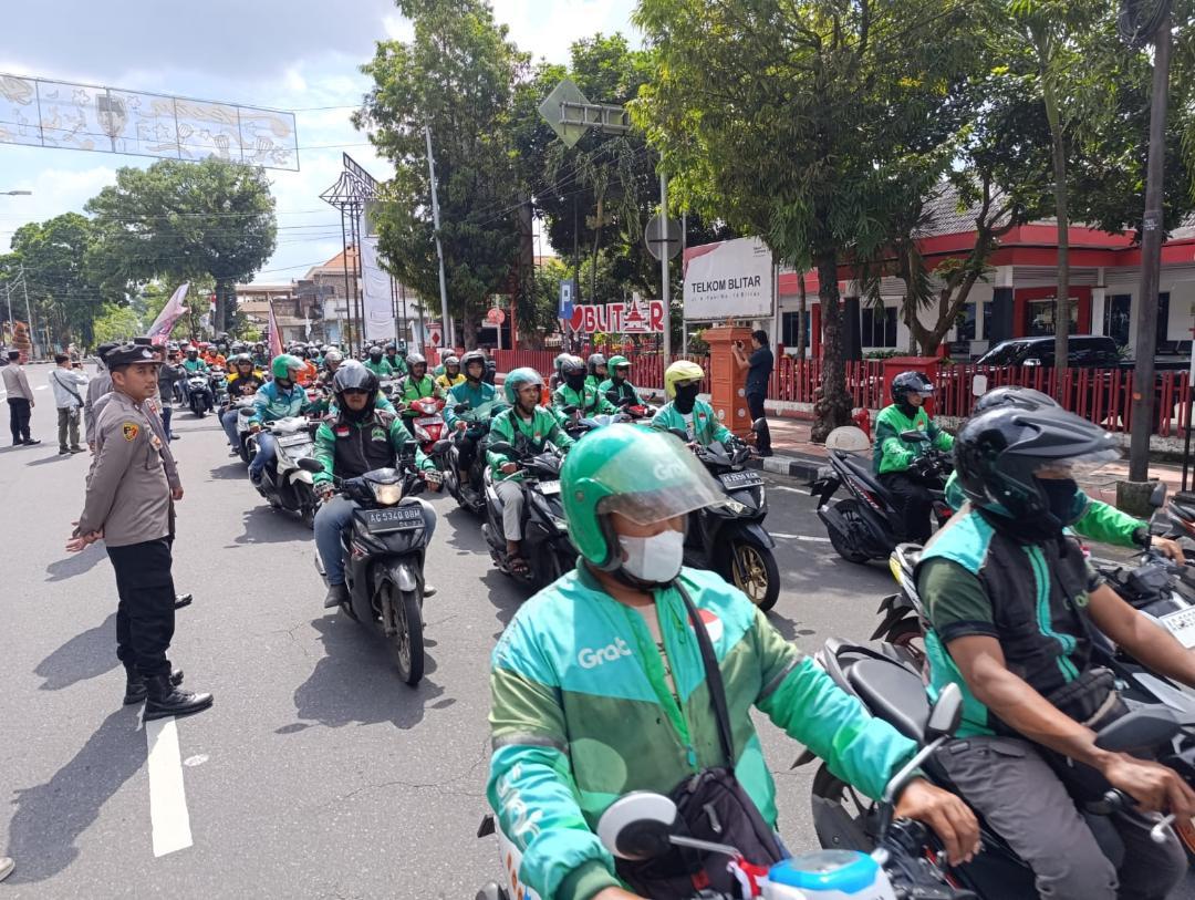 driver-ojol-berorasi-di-depan-Kantor-Wali-Kota-Blitar-Senin-1122025.jpg