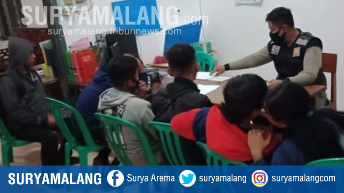 dua-cewek-dan-empat-cowok-di-dalam-kamar-kos-kelurahan-semampir-kota-kediri.jpg
