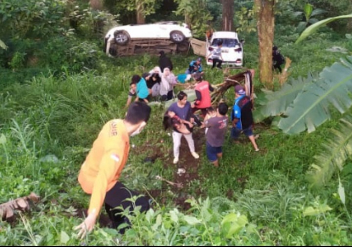 dua-mobil-terjun-ke-jurang-sedalam-30-meter-di-jalur-cangar-pacet-kabupaten-mojokerto.jpg
