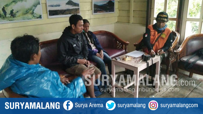 dua-orang-yang-tersesat-di-gunung-ijen-setelah-ditemukan-tim-relawan_20180620_151518.jpg
