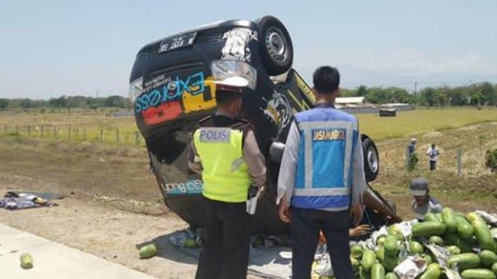 Mobil Pikap Terbalik di Tol Kertosono-Ngawi, 2 Pria Asal Malang Selamat