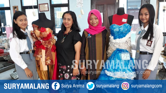dua-siswi-jurusan-tata-busana-smkn-7-kota-malang-bersama-pembinanya_20171121_202150.jpg