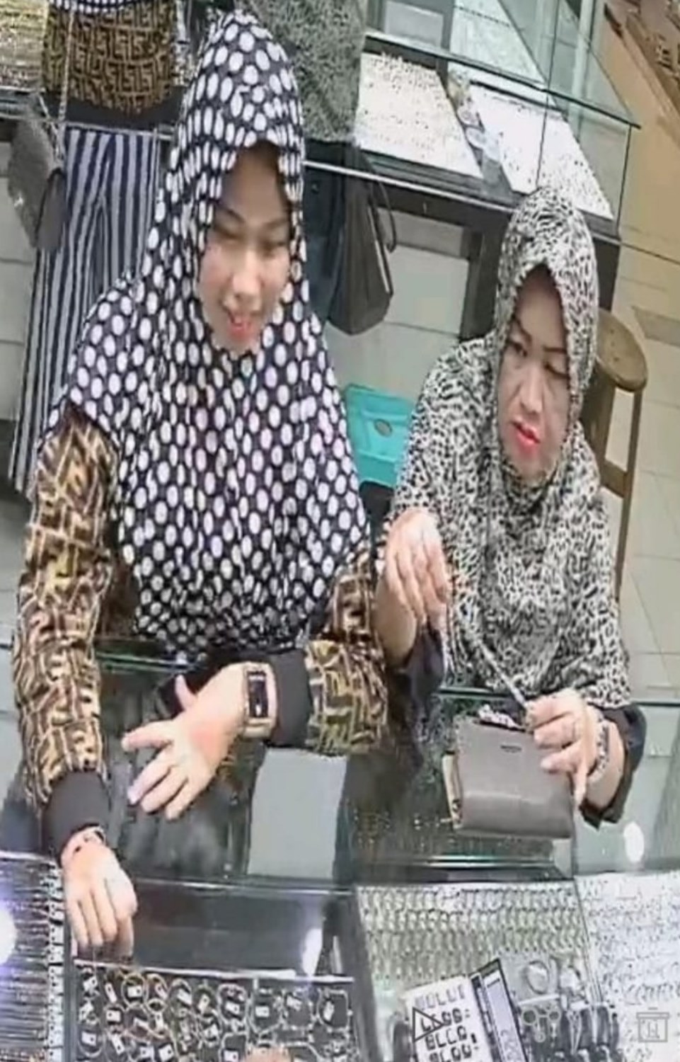 dua-wanita-diduga-pelaku-pencurian-perhiasan-emas-di-surabaya.jpg