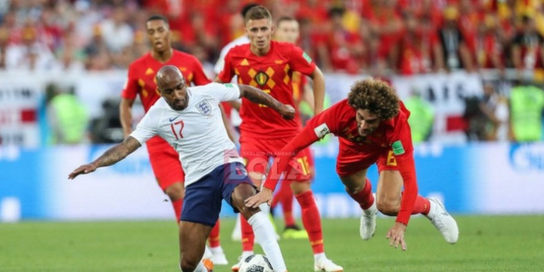 duel-antara-fabian-delph-inggris17-dan-marouane-fellaini-belgia_20180629_083455.jpg