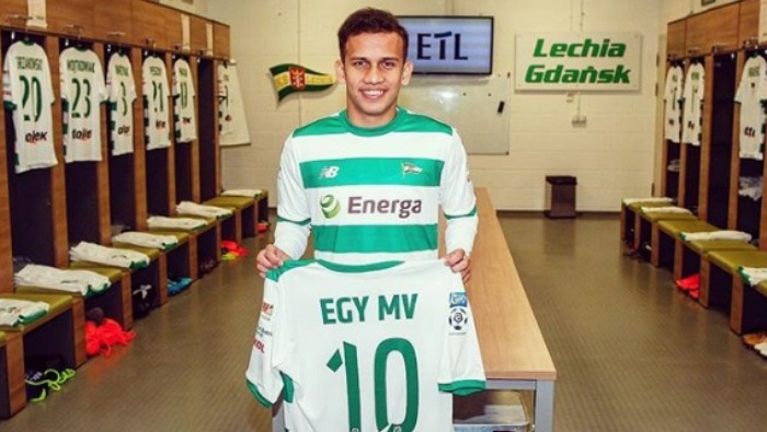 egy-maulana-vikri-memegang-jersey-lechia-gdansk_20180313_145426.jpg