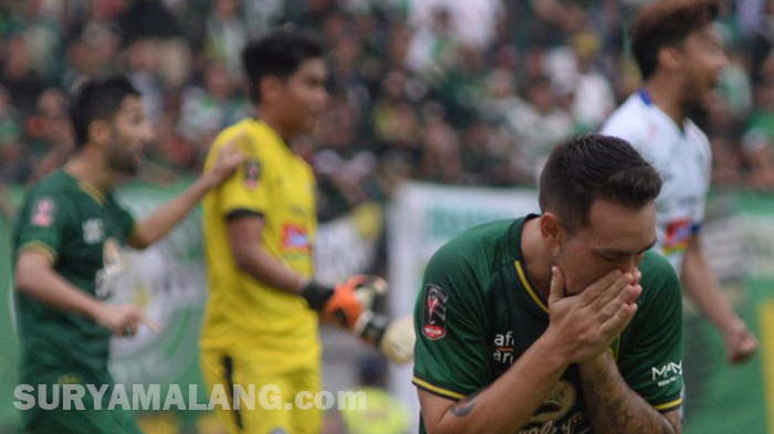 ekspresi-kecewa-damian-lizio-pemain-persebaya-surabaya-saat-melawan-arema-fc.jpg