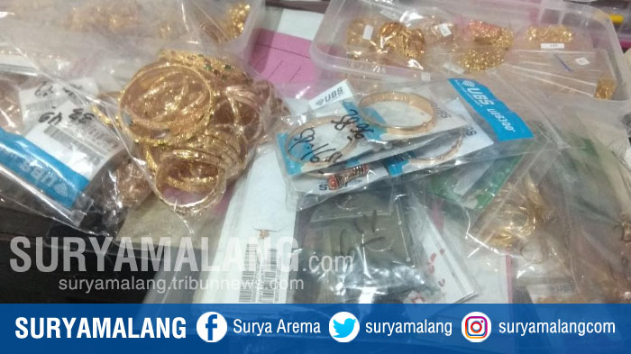 emas-seberat-2-kg-yang-dibawa-ayah-dan-anak-di-jalan-raya-pulosari-ngunut-tulungagung.jpg