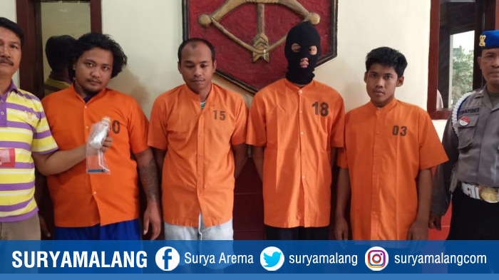 empat-tersangka-narkoba-saat-diamankan-di-mapolsek-tandes-surabaya.jpg