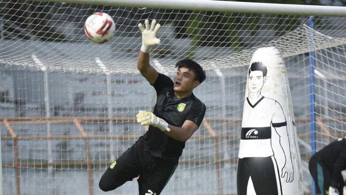 ernando-ari-kiper-persebaya-surabaya.jpg
