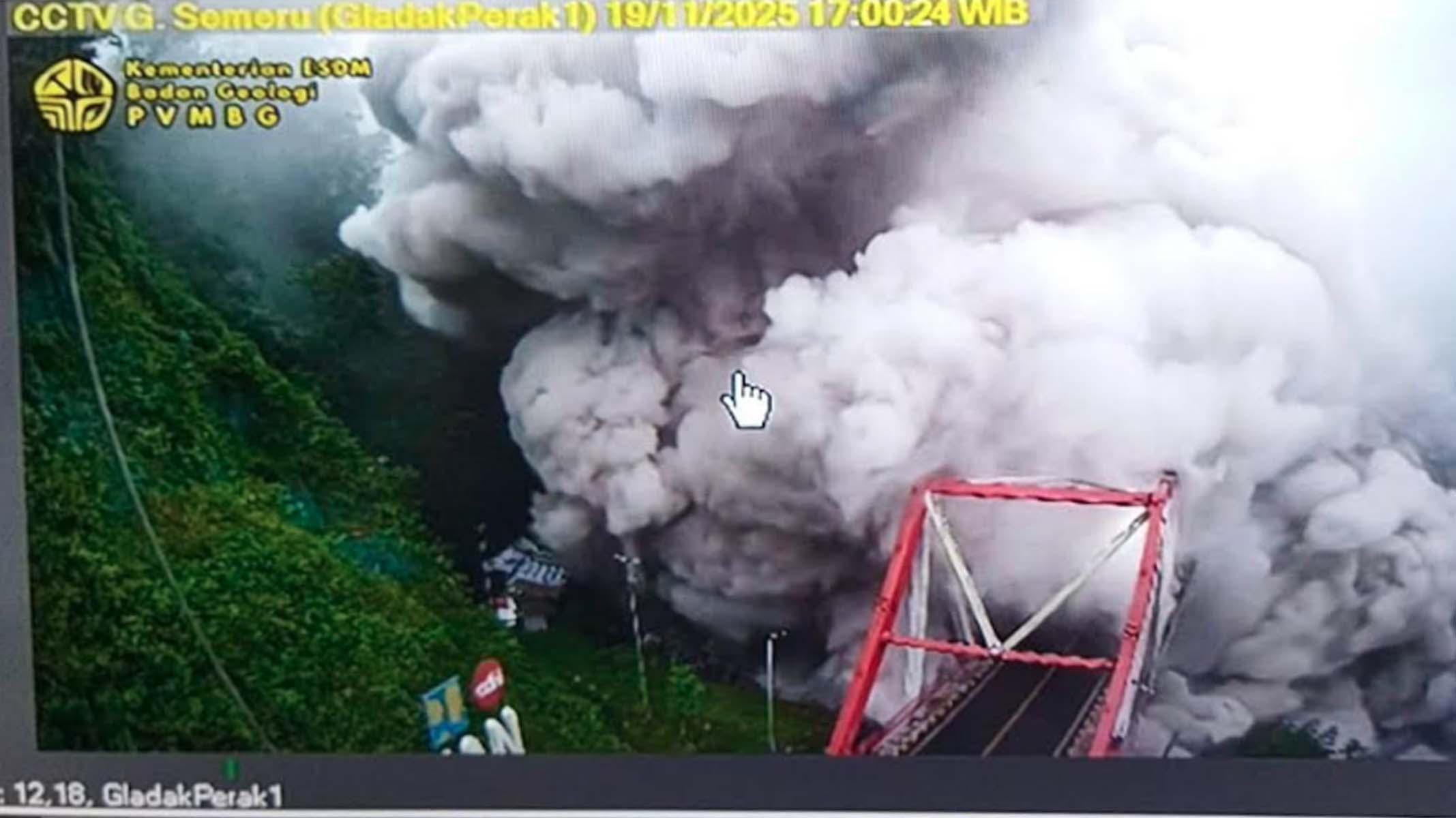 erupsi-gunung-Semeru-Gladak-perak-18112025.jpg