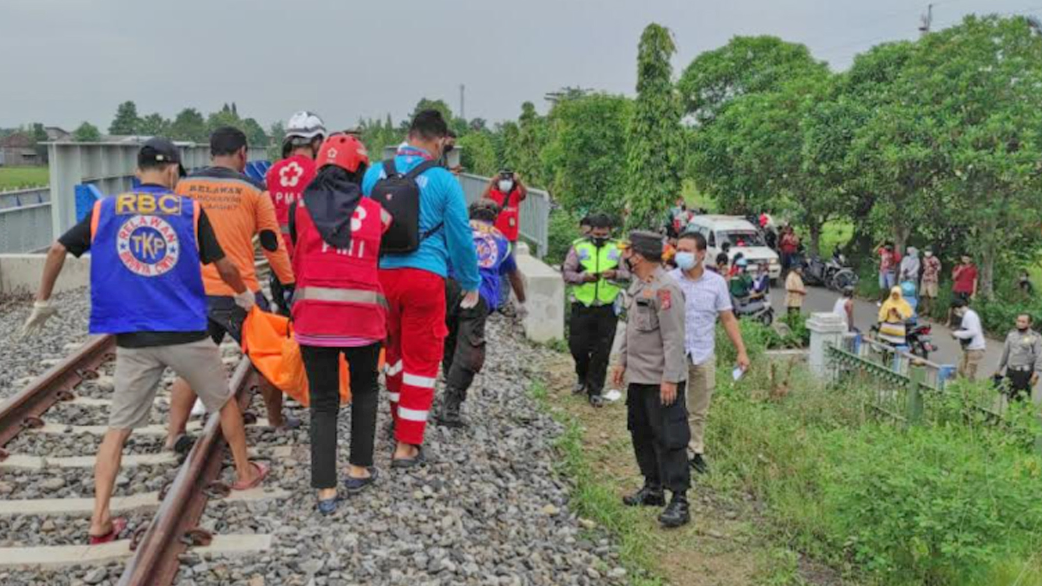 evakuasi-jenazah-korban-kecelakaan-kereta-api-mojokerto.jpg