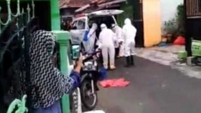 evakuasi-jenazah-windartin-70-di-dapur-rumahnya-kelurahan-karang-kecamatan-semanding-tuban.jpg