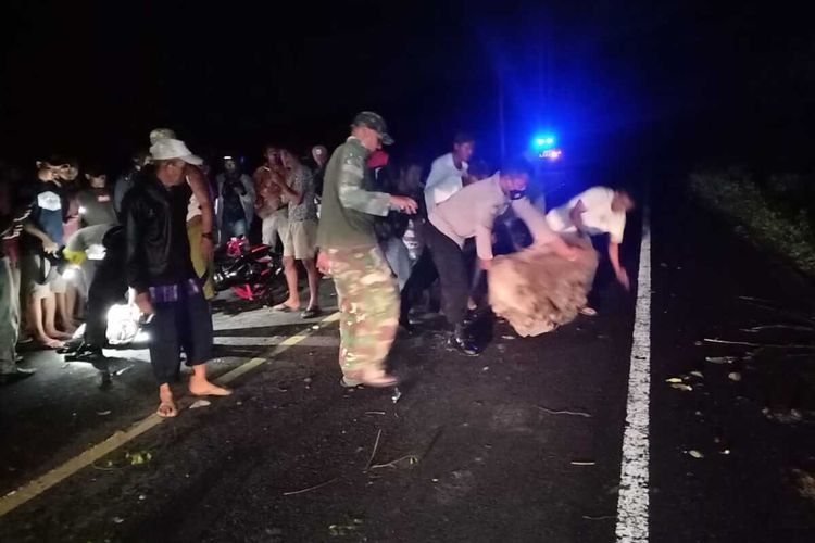 evakuasi-korban-kecelakaan-di-desa-nanga-tumpu-kecamatan-manggelewa-kabupaten-dompu.jpg