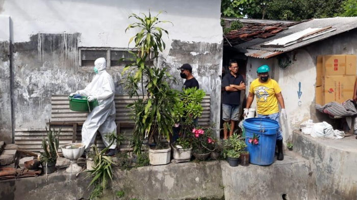 evakuasi-mayat-bayi-perempuan-di-pintu-air-jalan-menur-pumpungan-raya-surabaya.jpg