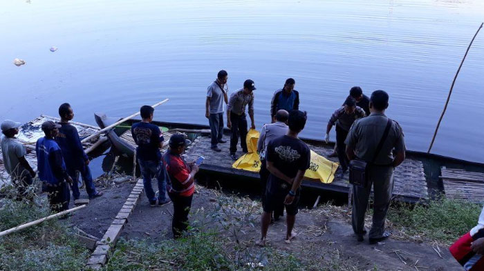 evakuasi-mayat-tanpa-identitas-di-sungai-bengawan-solo-di-desa-dengok-padangan-bojonegoro_20180806_150549.jpg