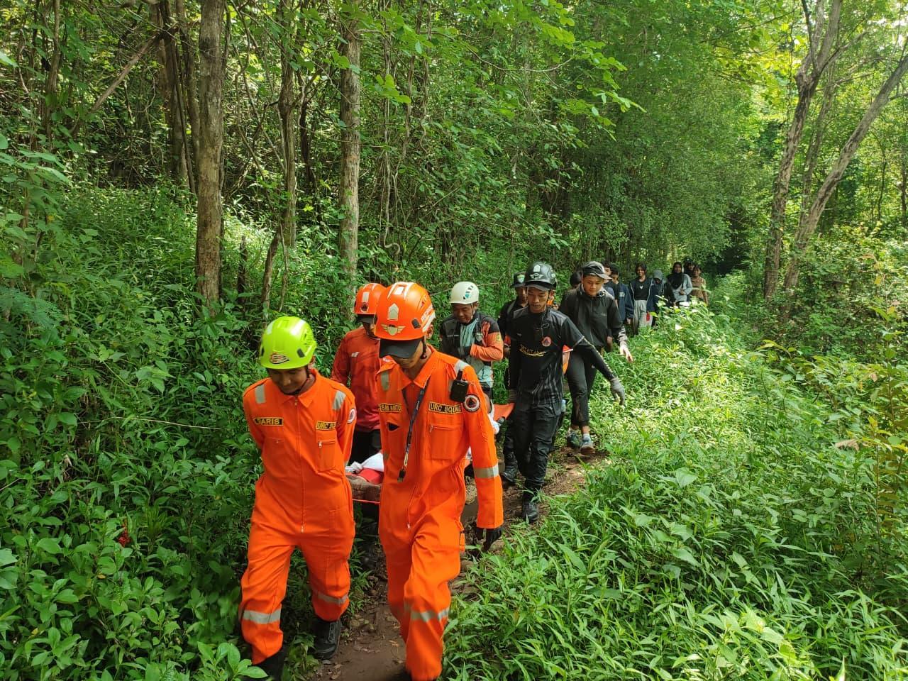 evakuasi-pelajar-yang-tergelincir-saat-mendaki-Bukit-Klotok-Kota-Kediri-untuk-membuat-video.jpg