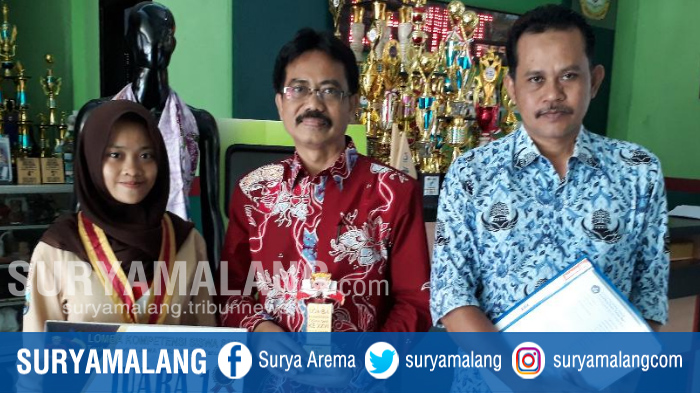 felia-fitria-anansyah-siswi-smkn-5-kota-malang-peraih-medali-emas-bidang-tekstil-di-lks-smk-jatim_20171030_173200.jpg