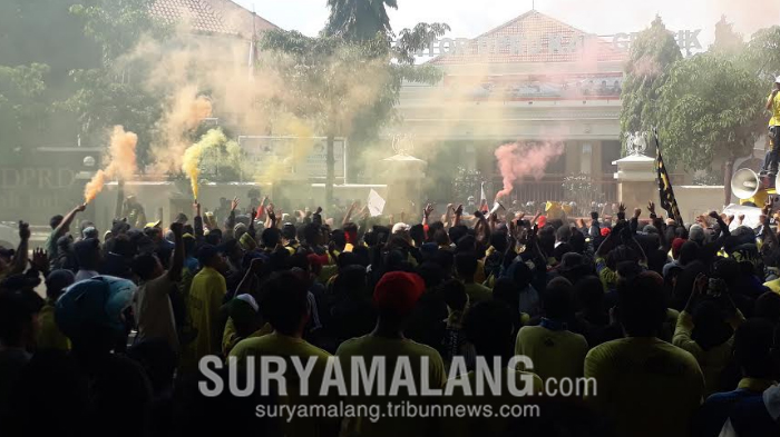 flare-suporter-persegres-gresik-united-gu-menyalakan-flare.jpg