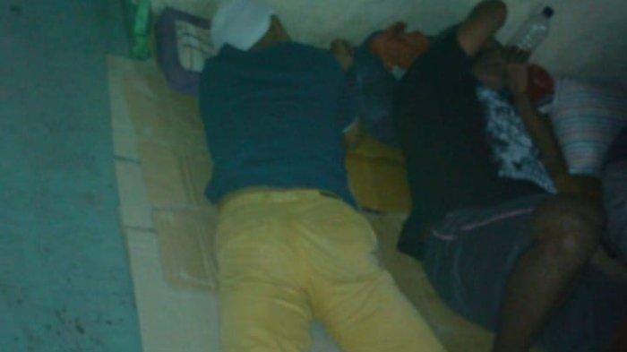foto-diduga-napi-lapas-cipinang-tidur-beralas-kardus.jpg